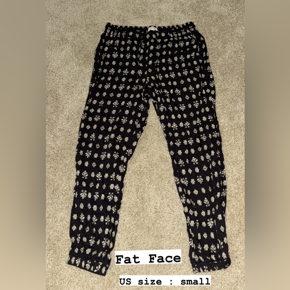 Flowy pattered light pants/jogger